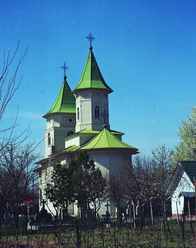 Biserica - vedere exterioară